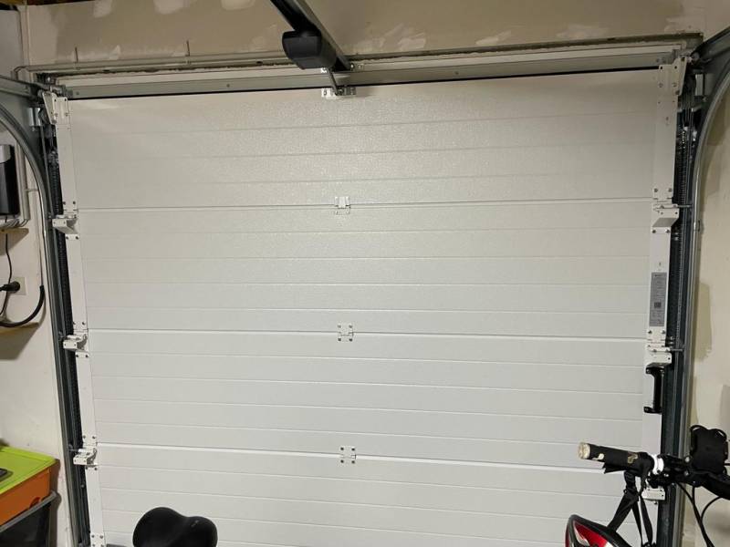 Installation d'une porte de garage électrique blanche à Elbeuf