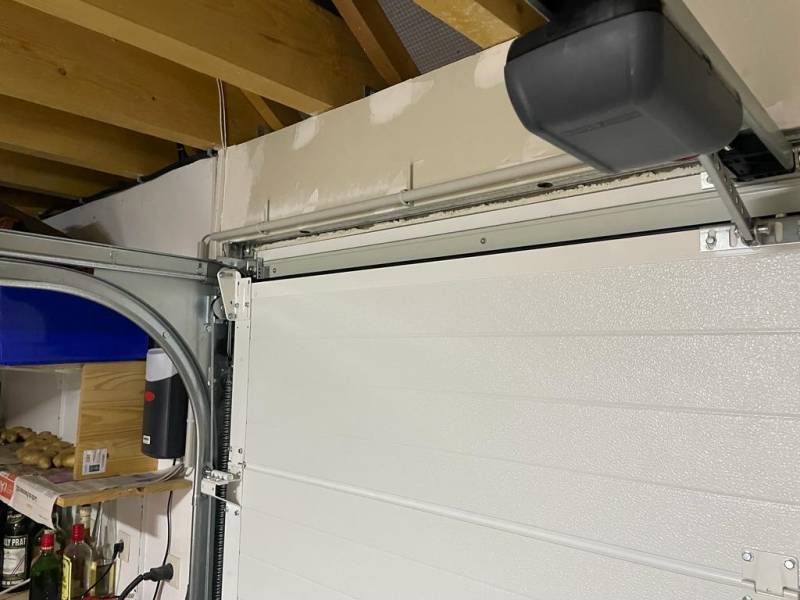 Installation d'une porte de garage électrique blanche à Elbeuf