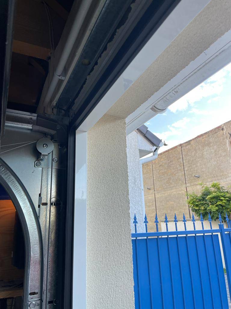 Installation d'une porte de garage électrique blanche à Elbeuf