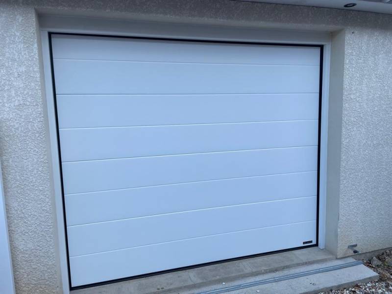 Installation d'une porte de garage électrique blanche à Elbeuf