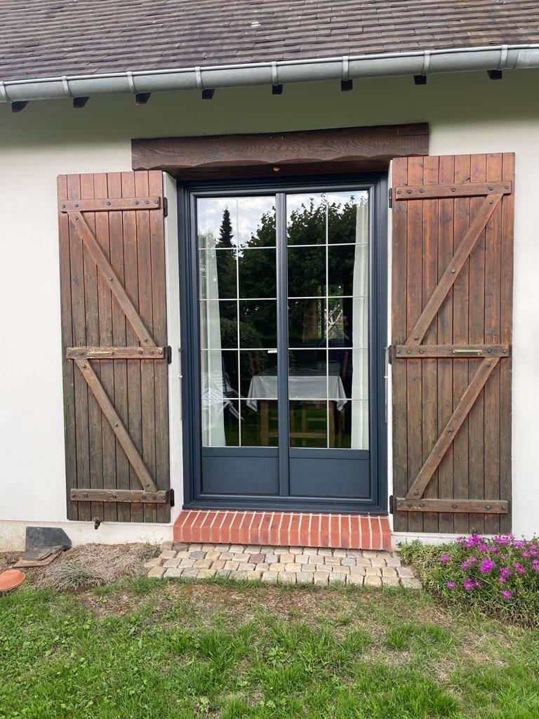 Avant / après de la pose de volets battants en aluminium 