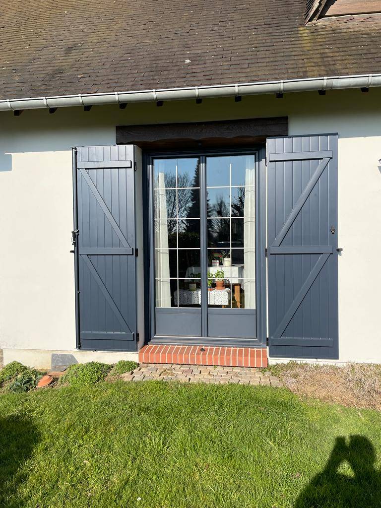 Avant / après de la pose de volets battants en aluminium 