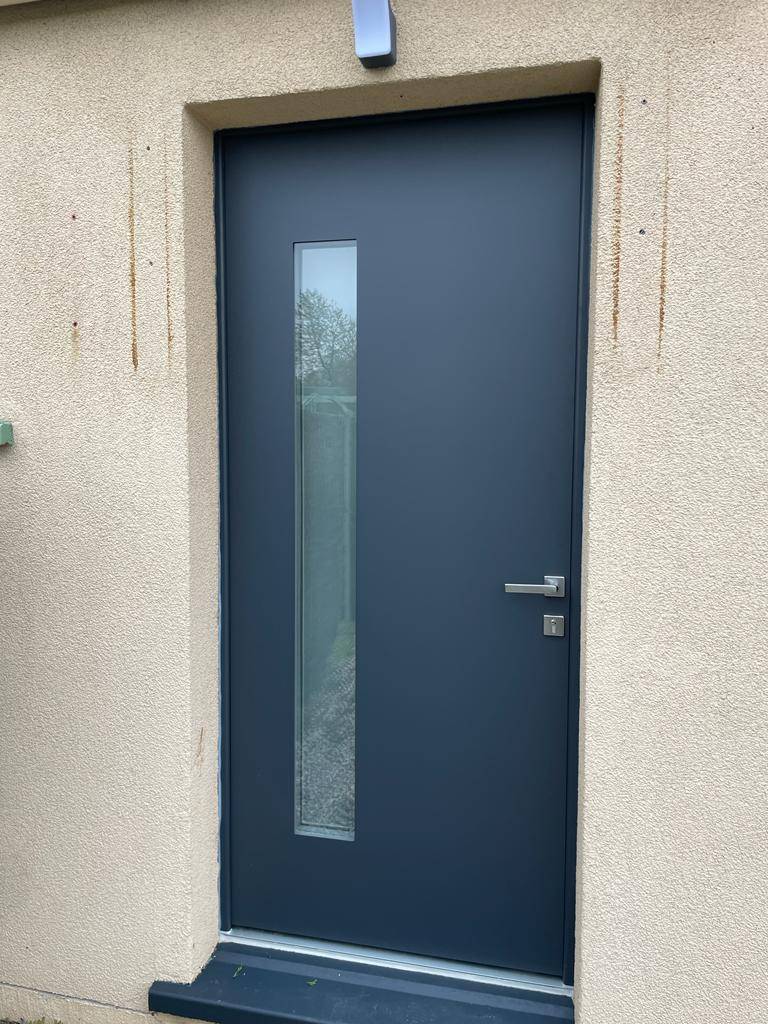 Installation d'une porte d'entrée aluminium à vitrage décoratif sur Tôtes 