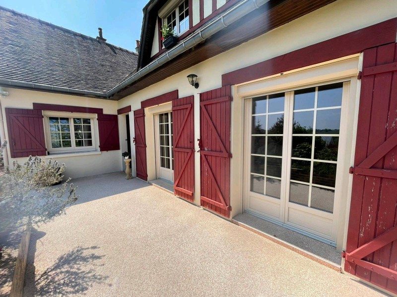 Fourniture et pose de menuiserie en PVC beige à côté du Trait (76)