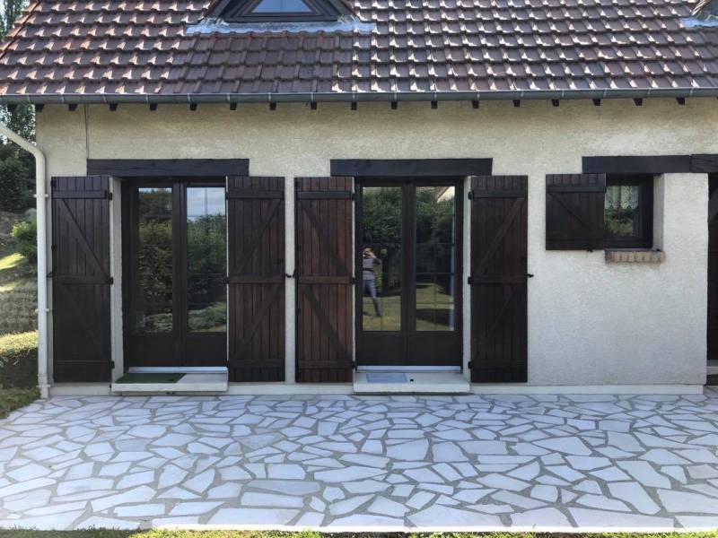 Installation de menuiseries en PVC blanc dans une maison à Montigny 76