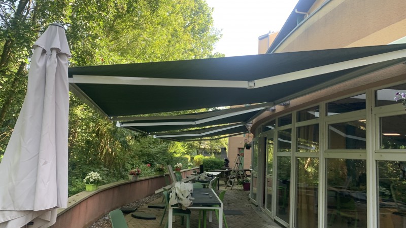 Nouvelle installation de stores bannes motorisés avec leds intégrés sur façade cintrée à Duclair 76480