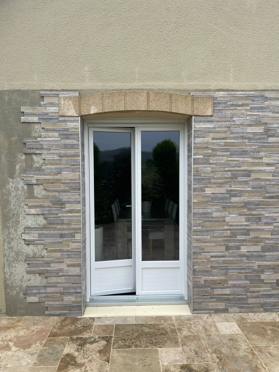 Pose d'une porte-fenêtre avec volet électrique intégré en PVC blanc à côté de Louviers  