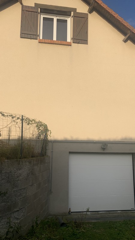 Vous souhaitez remplacer votre porte de garage pour une porte sectionnelle plafond: nouvelle installation à la Mailleraye sur seine signée Vallée de seine rénovation à Yainville