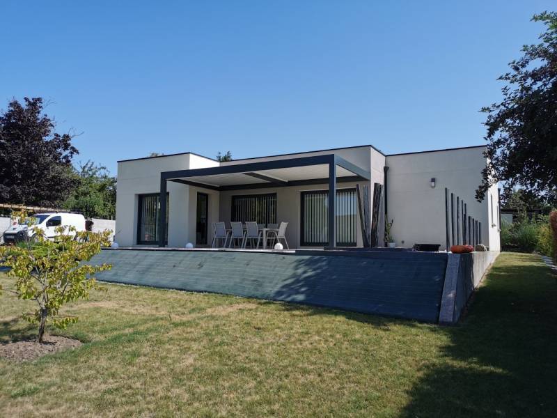 Installation d'une pergola bioclimatique en aluminium Solisystème à Neufchâtel en Bray proche Dieppe