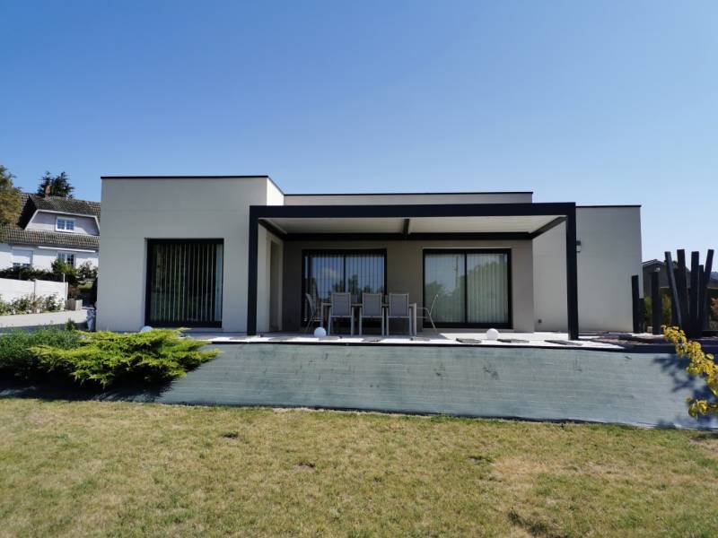 Installation d'une pergola bioclimatique en aluminium Solisystème à Neufchâtel en Bray proche Dieppe