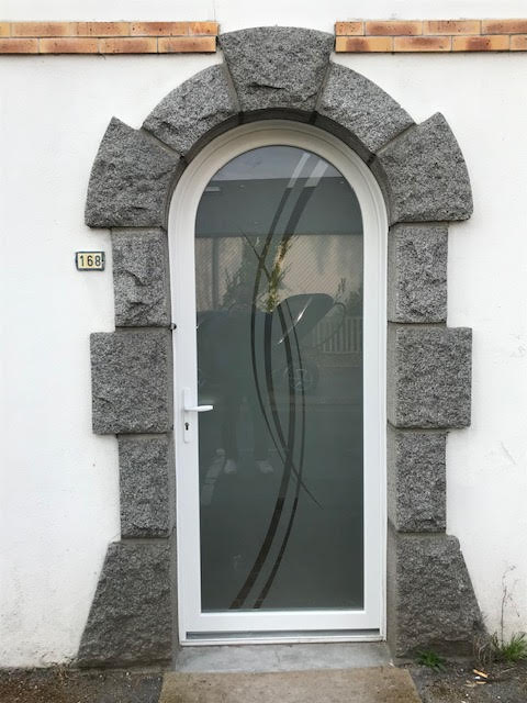 INSTALLATION D’UNE PORTE D'ENTRÉE PVC BLANC CINTRÉE AVEC PANNEAU VERRISSIMA À SAINT-VALÉRY-EN-CAUX (76)