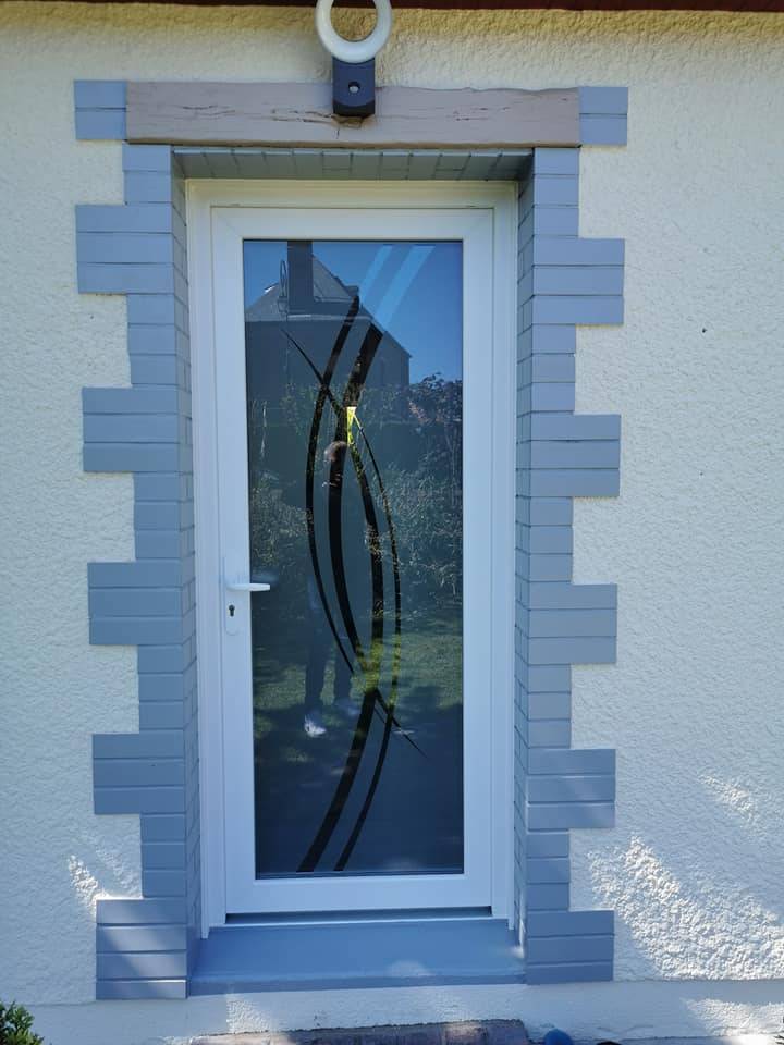 Fourniture et pose d'une porte d'entrée vitrée avec vitrage décoratif proche de Rouen 