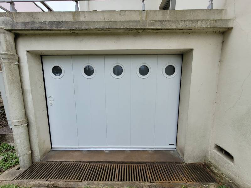 Entreprise pour l'installation d'une porte de garage en aluminium latérale avec hublot à Bihorel