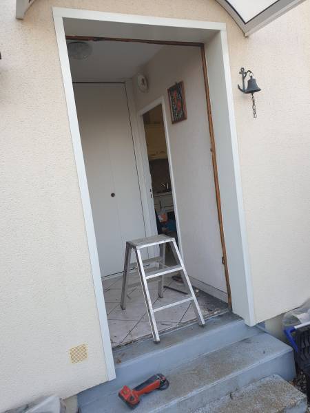 Rénovation d'une porte d'entrée en PVC blanc à Sahurs proche de Rouen 
