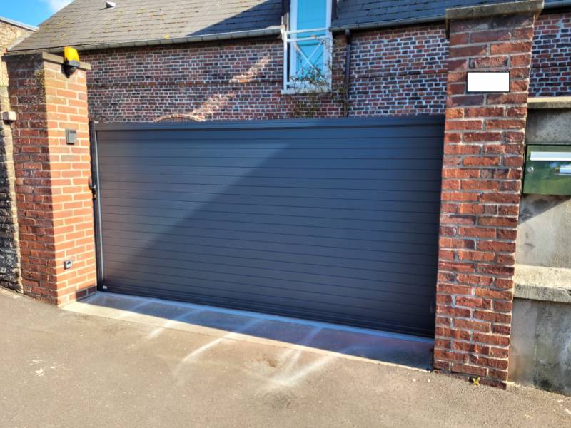 Où faire poser un portail manuel coulissant en aluminium gris anthracite ? 