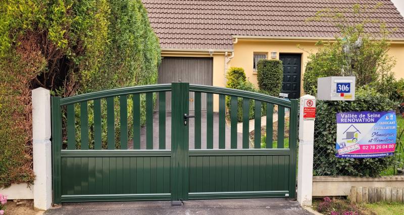 Découvrez l'installation d'un portail manuel en aluminium à côté de Bihorel 76