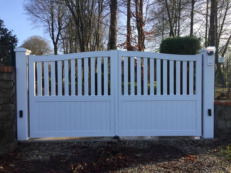Changement d'un ancien portail par un portail en PVC blanc motorisé proche de la ville de Dieppe