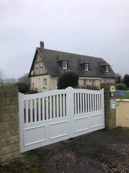Pose d'un portail électrique en PVC blanc à côté de Barentin 76360