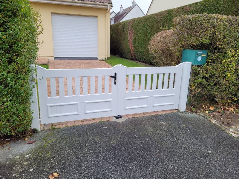 Entreprise pour la fourniture et l'installation d'un portail manuel en PVC à Bihorel 