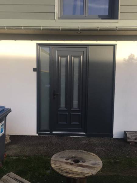 Rénovation d'une porte d'entrée en aluminium pour maison située à Barentin proche de Rouen