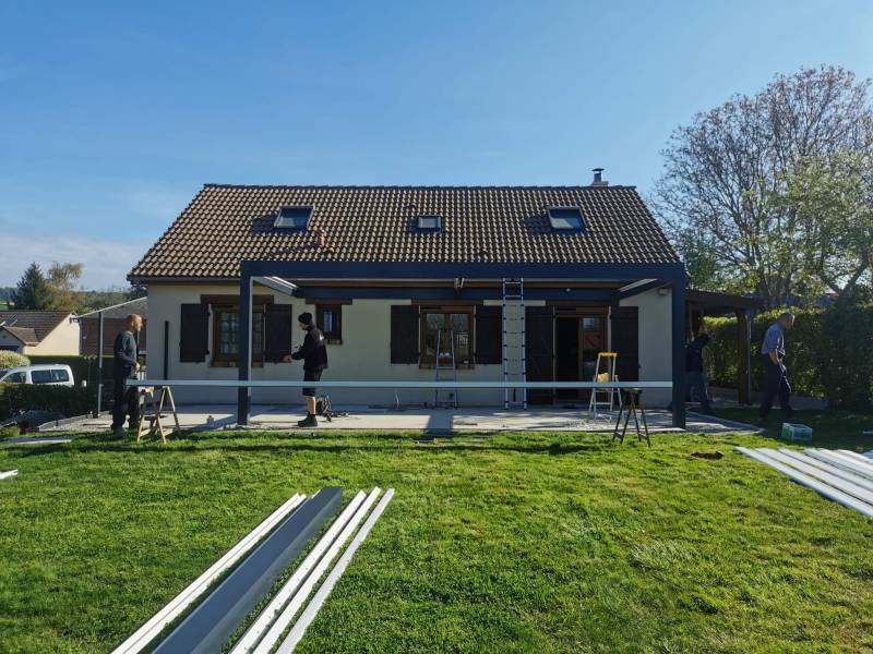 Fourniture et pose d’une pergola bioclimatique à Mesnières en Bray dans le 76
