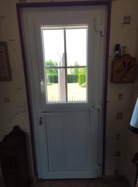 Fourniture et pose de menuiseries PVC bicolores gris/blanc, de volets solaires et de portes de garage à Drosay près de Saint Valéry en Caux (76).